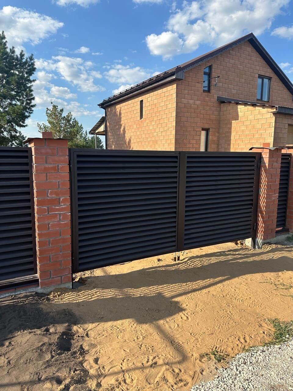 Забор-жалюзи из ламелей Еврожалюзи 38м RAL8019 Темный Шоколад МАТТЕ фото 4 в Сосновом Бору