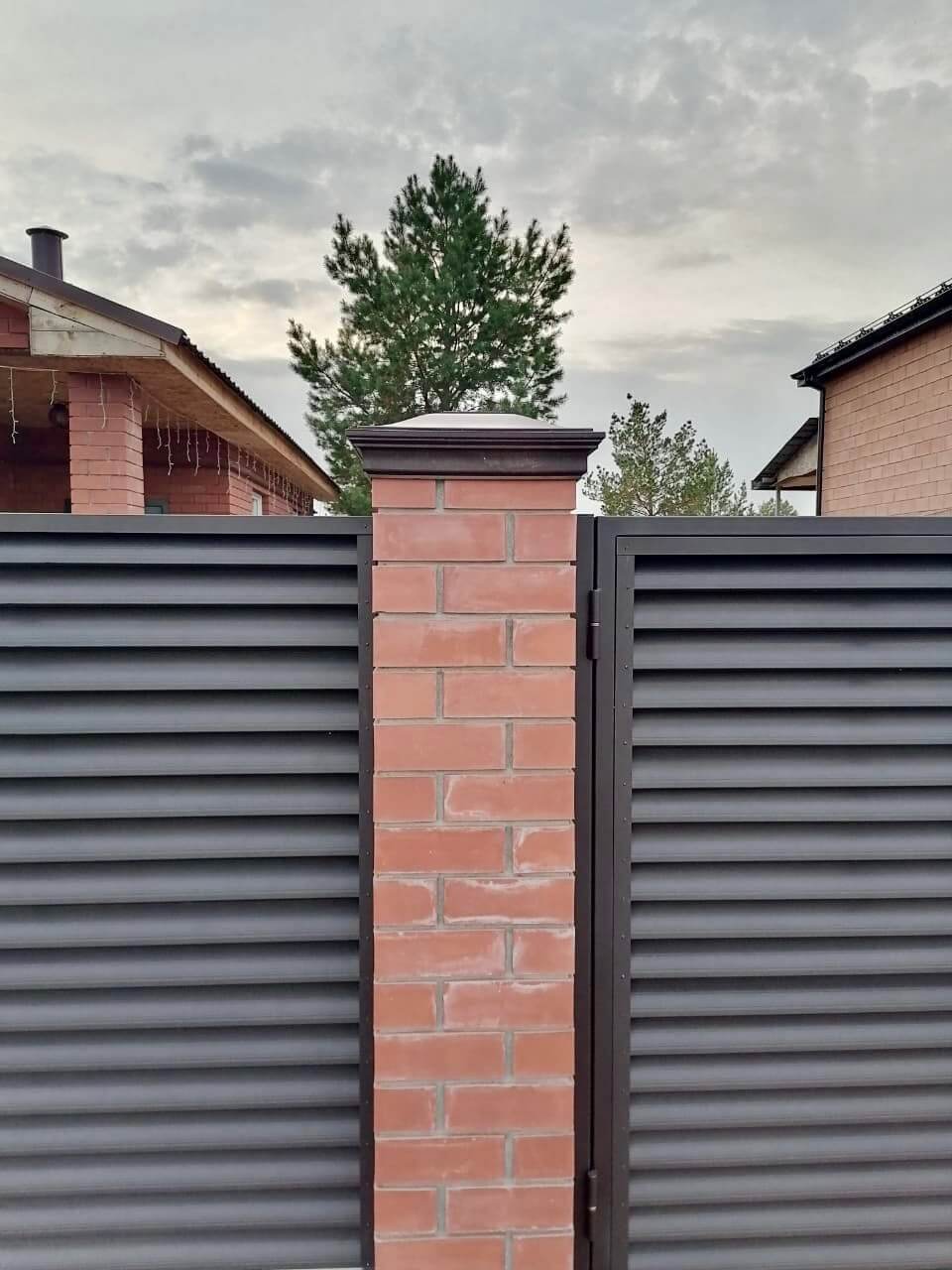 Забор-жалюзи из ламелей Еврожалюзи 38м RAL8019 Темный Шоколад МАТТЕ фото 2 в Сосновом Бору