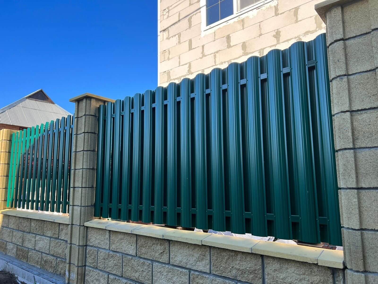 Забор из евроштакетника 22м RAL6005/6005 Зеленый Мох двусторонний фото 7 в Сосновом Бору