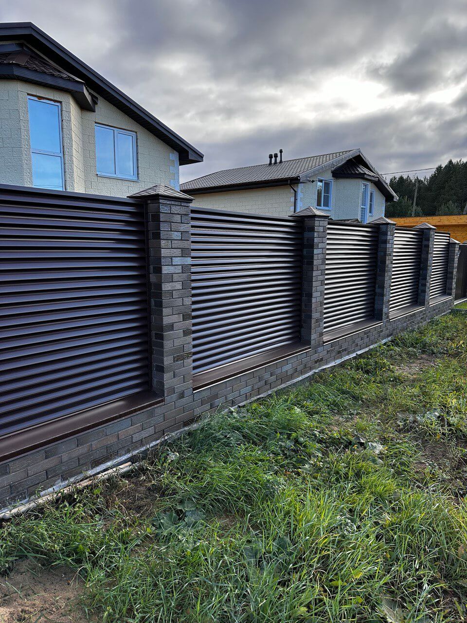 Забор-жалюзи с ламелями Еврожалюзи 32м RAL8017/8017 Шоколад двусторонний фото 2 в Сосновом Бору
