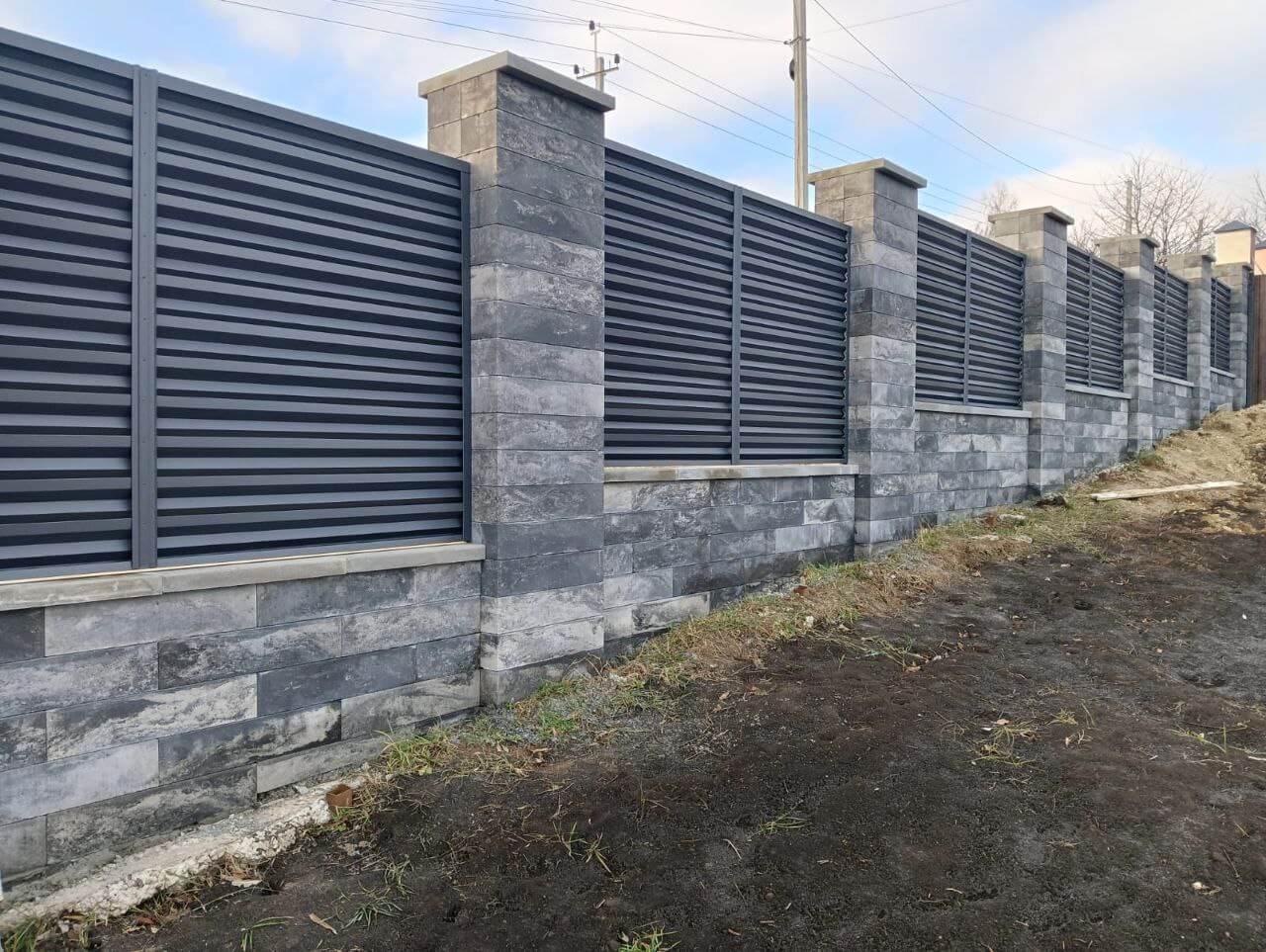 Забор-жалюзи из ламелей Елочка 72м RAL7024/7024 Серый Графит двусторонний МАТТЕ фото 4 в Сосновом Бору