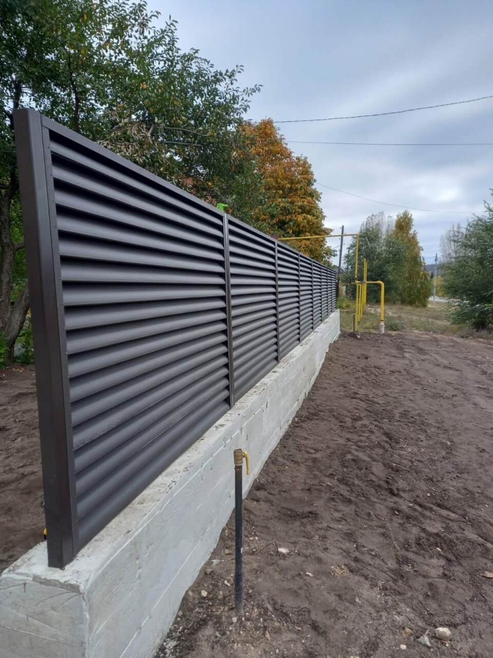 Забор из ламелей еврожалюзи 34м RAL8019/8019 Темный Шоколад двусторонний МАТТЕ фото 3 в Сосновом Бору