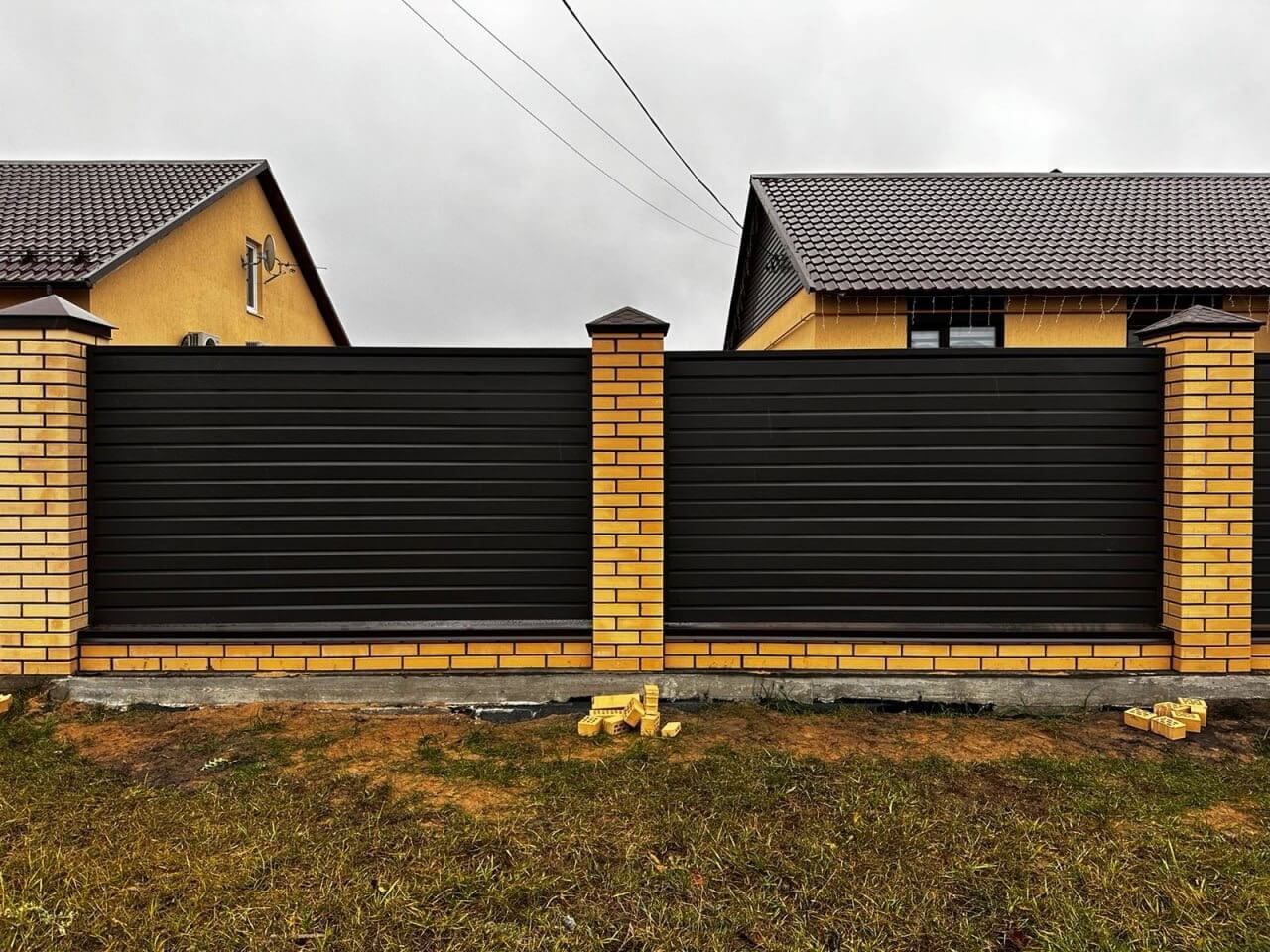 Забор из ламелей Хай-Тек 32м RAL8019/8019 Темный Шоколад двусторонний МАТТЕ фото 1 в Сосновом Бору