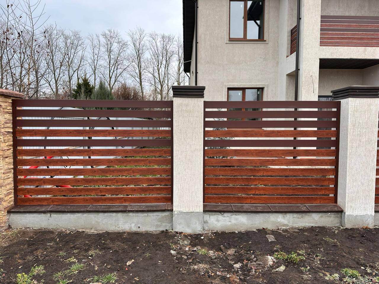 Забор-ранчо из металлопланкена 10м RAL8017 Шоколад МАТТЕ + Темное Дерево (Printech) фото 4 в Сосновом Бору