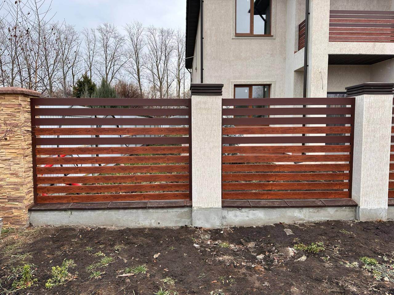 Забор-ранчо из металлопланкена 10м RAL8017 Шоколад МАТТЕ + Темное Дерево (Printech) фото 2 в Сосновом Бору