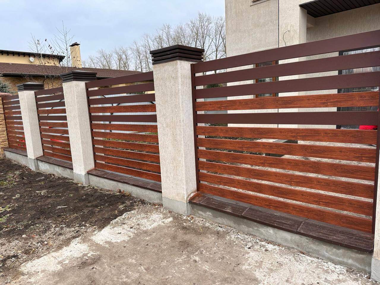 Забор-ранчо из металлопланкена 10м RAL8017 Шоколад МАТТЕ + Темное Дерево (Printech) в Сосновом Бору