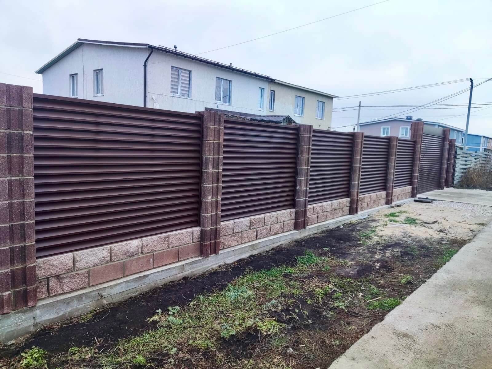 Забор-жалюзи из ламелей ЭКО-Z 13м RAL8019/8019 Темный Шоколад двусторонний МАТТЕ фото 1 в Сосновом Бору