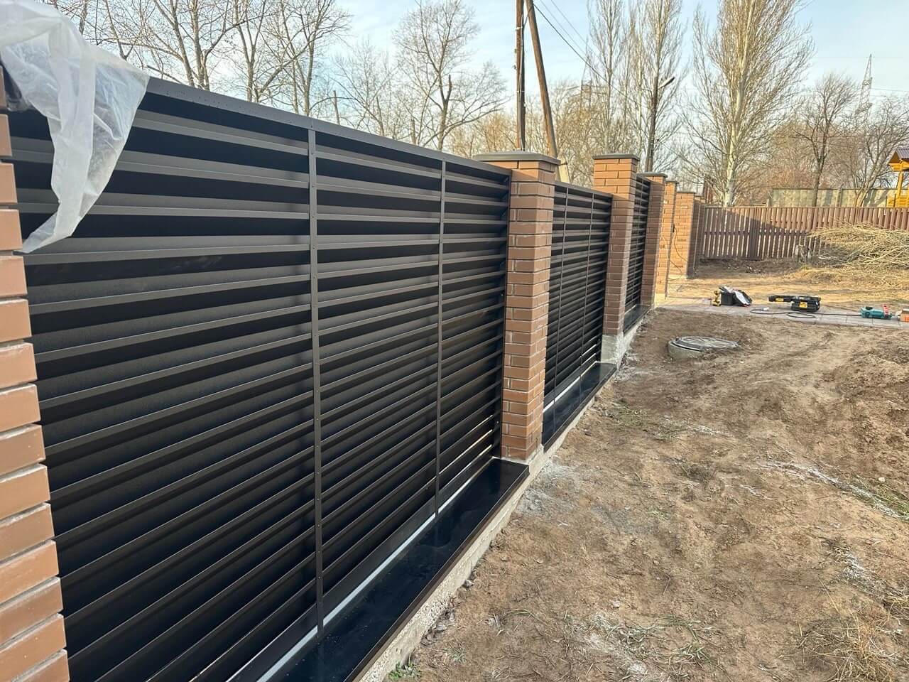Забор-жалюзи из ламелей Хай-Тек 16м RAL9005/9005 Черный двусторонний МАТТЕ фото 1 в Сосновом Бору