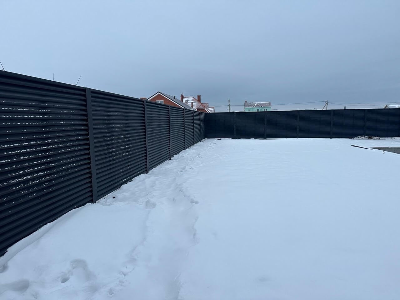 Забор-жалюзи из ламелей ЭКО-Z 130м RAL9005 Черный МАТТЕ фото 3 в Сосновом Бору