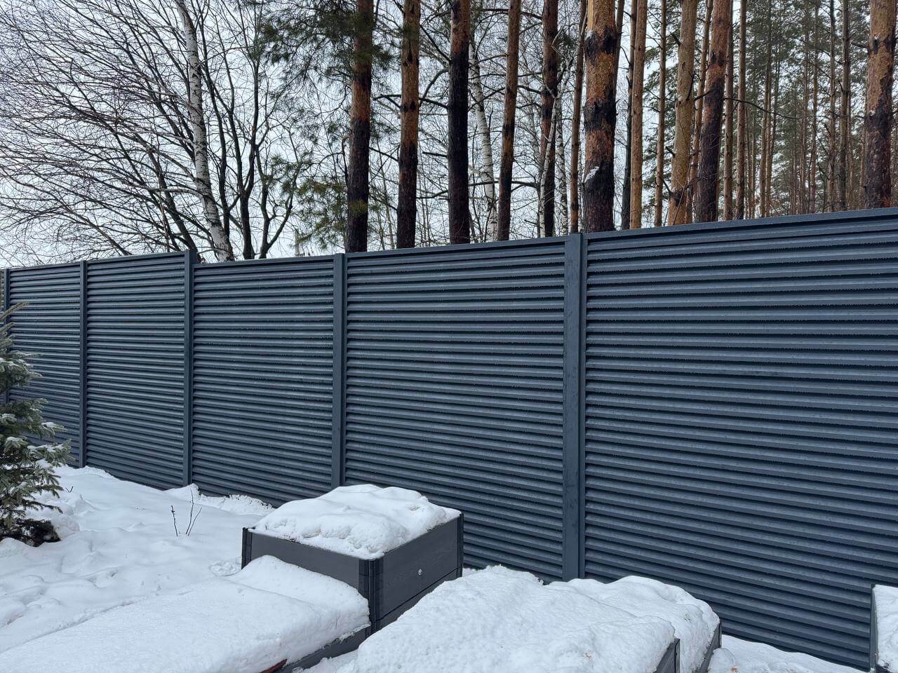 Забор-жалюзи из ламелей ЭКО-Z-US 54м RAL7024/7024 Серый Графит двусторонний МАТТЕ фото 3 в Сосновом Бору