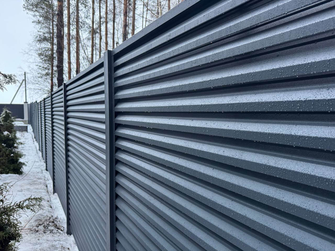 Забор-жалюзи из ламелей ЭКО-Z-US 54м RAL7024/7024 Серый Графит двусторонний МАТТЕ фото 2 в Сосновом Бору