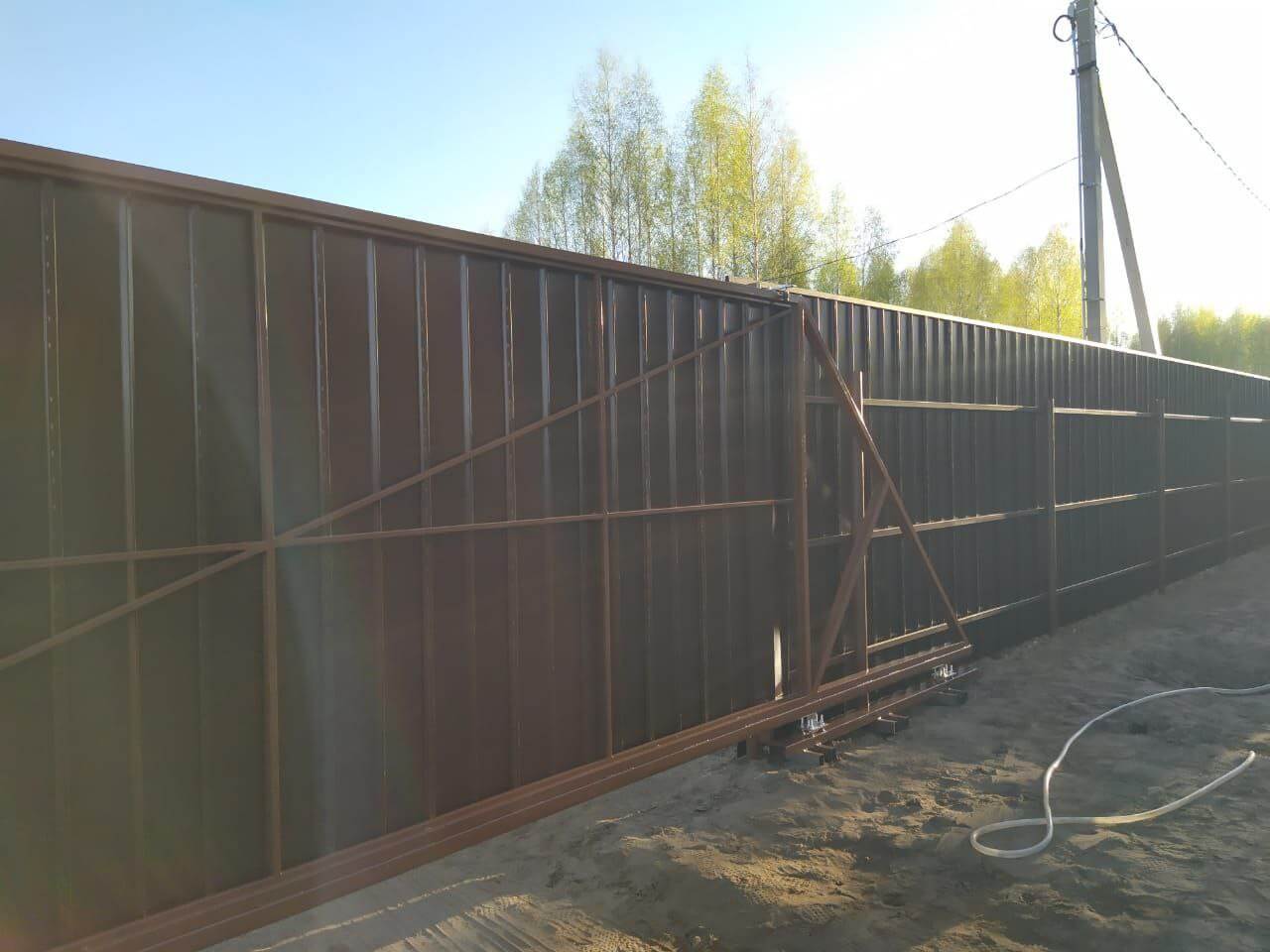 Забор из металлосайдинга ЕВРО-БРУС 25м Темный Каштан 3D Принтек фото 4 в Сосновом Бору