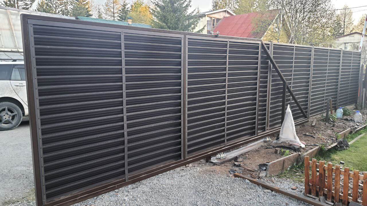 Забор-жалюзи из ламелей ЭКО-Z-US 12м RAL8019/8019 Темный Шоколад двусторонний МАТТЕ фото 1 в Сосновом Бору
