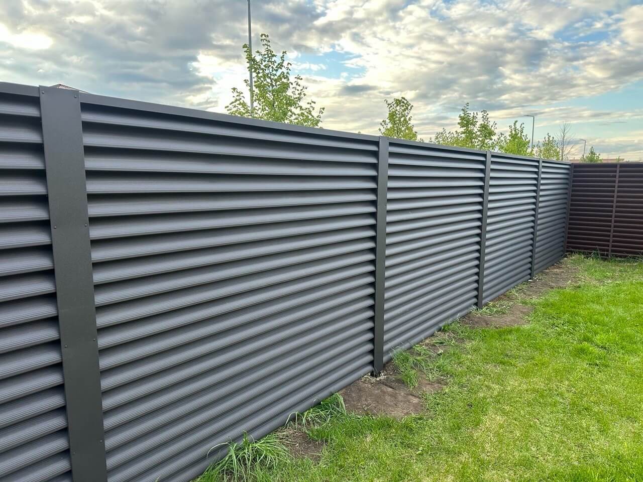 Забор из ламелей еврожалюзи 43м RAL8019/8019 Темный Шоколад двусторонний МАТТЕ фото 1 в Сосновом Бору