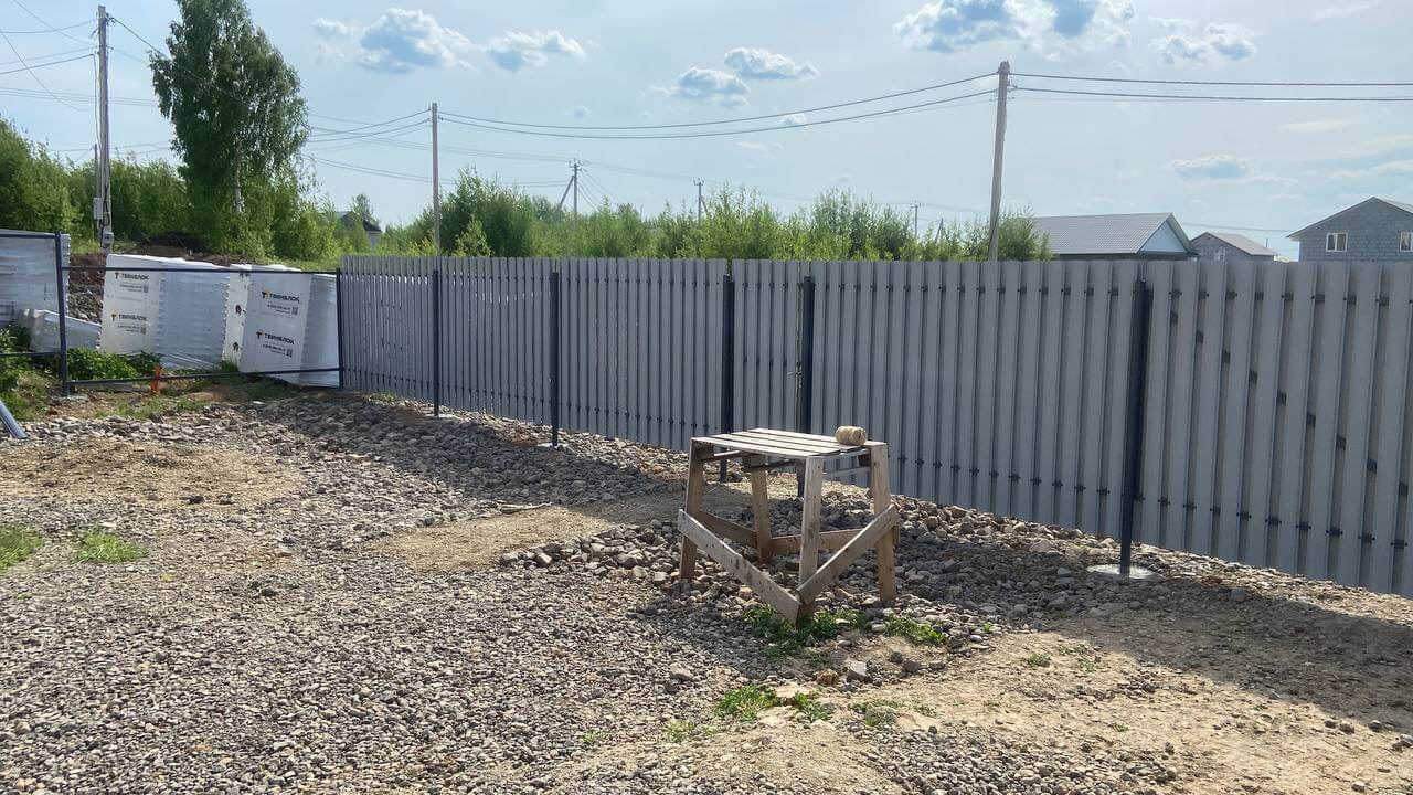 Забор из евроштакетника 16м RAL7024 Серый Графит фото 1 в Сосновом Бору