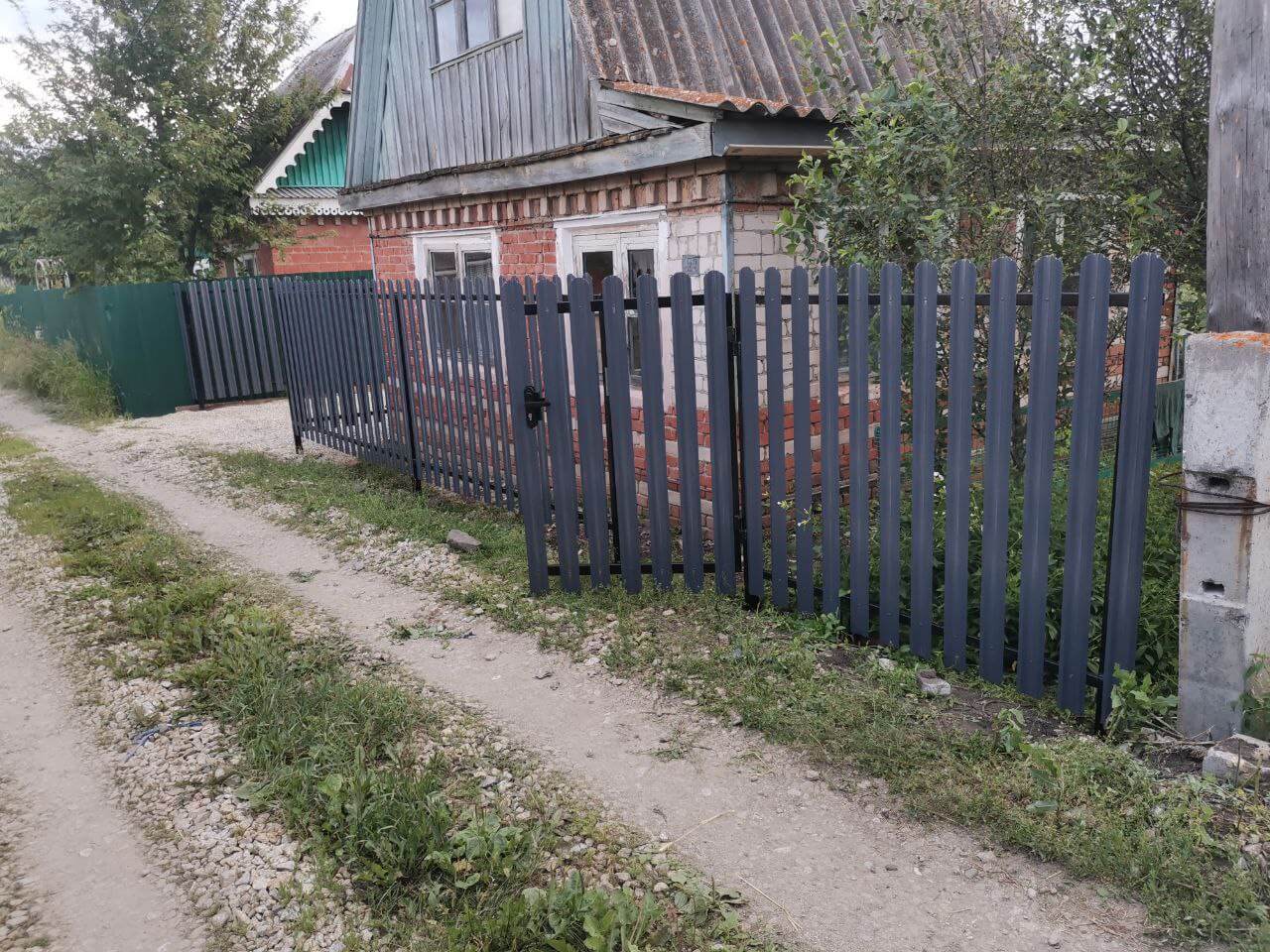 Забор из евроштакетника 7м RAL7024/7024 Серый Графит двусторонний фото 3 в Сосновом Бору