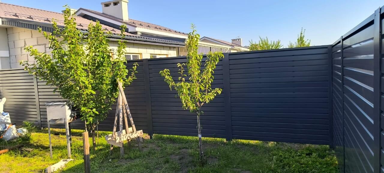 Забор-жалюзи из ламелей Хай-Тек 62м RAL7024/7024 Серый Графит двусторонний фото 4 в Сосновом Бору