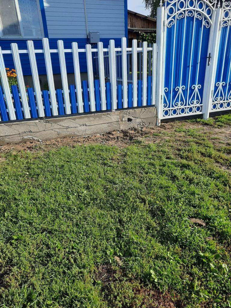 Забор из евроштакетника 14м RAL9003 Белый, RAL5005 Синий Сигнал фото 2 в Сосновом Бору