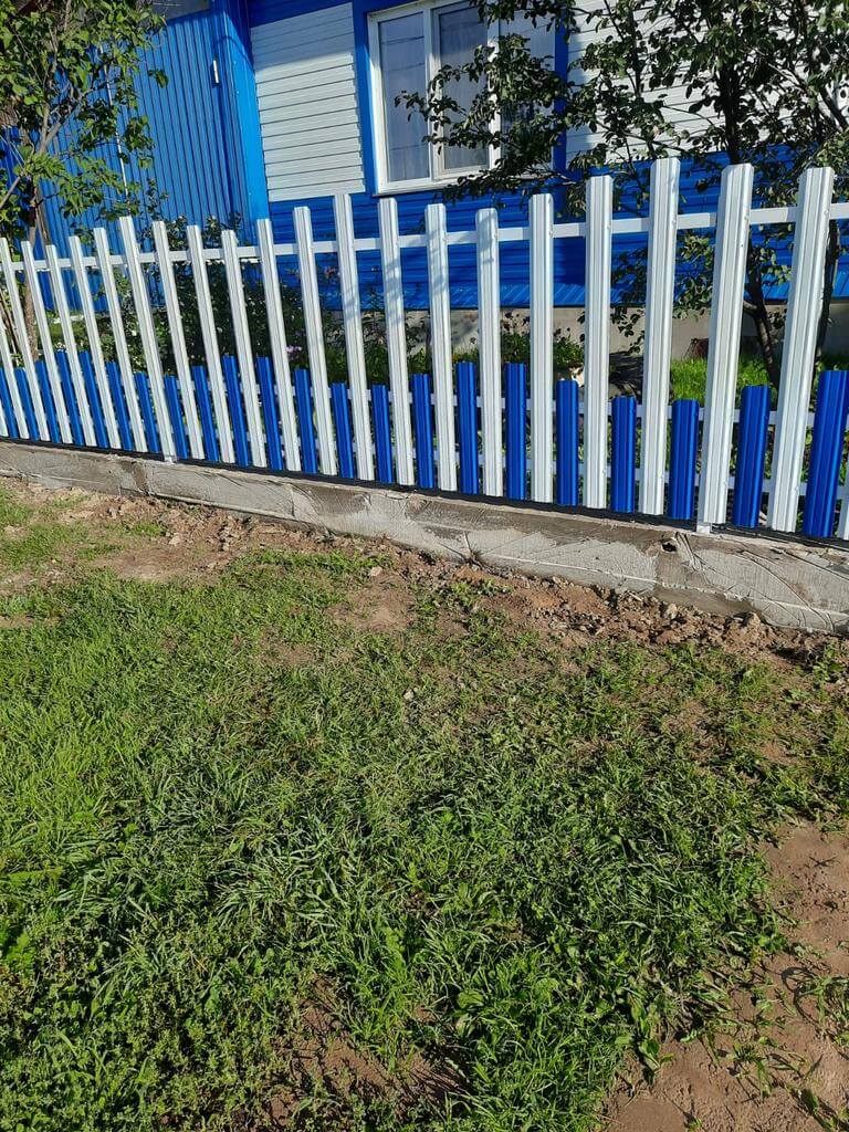 Забор из евроштакетника 14м RAL9003 Белый, RAL5005 Синий Сигнал фото 1 в Сосновом Бору