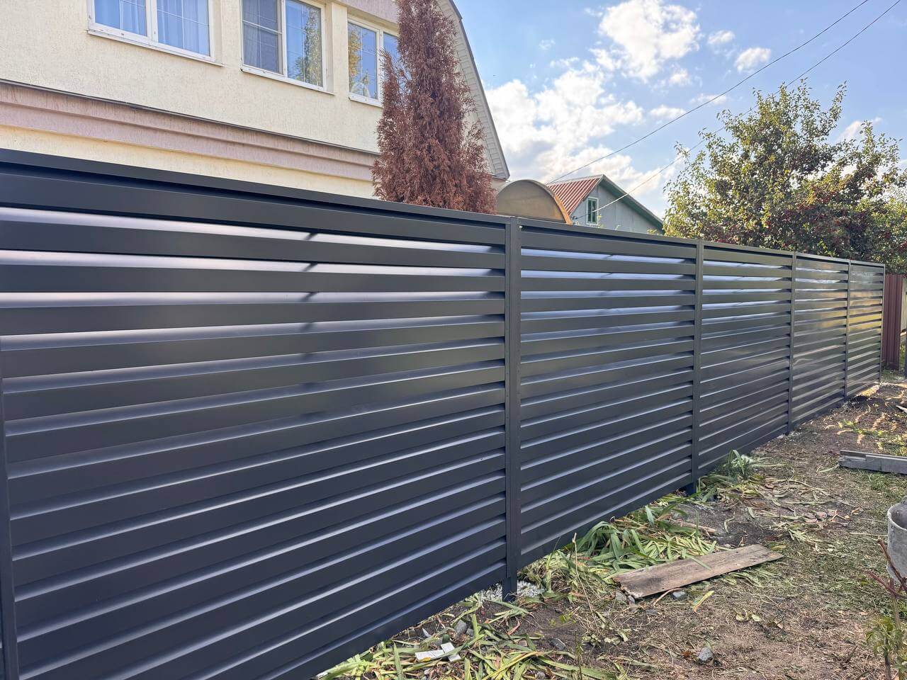Забор-жалюзи из ламелей Хай-Тек 26м RAL7024/7024 Серый Графит двусторонний в Сосновом Бору