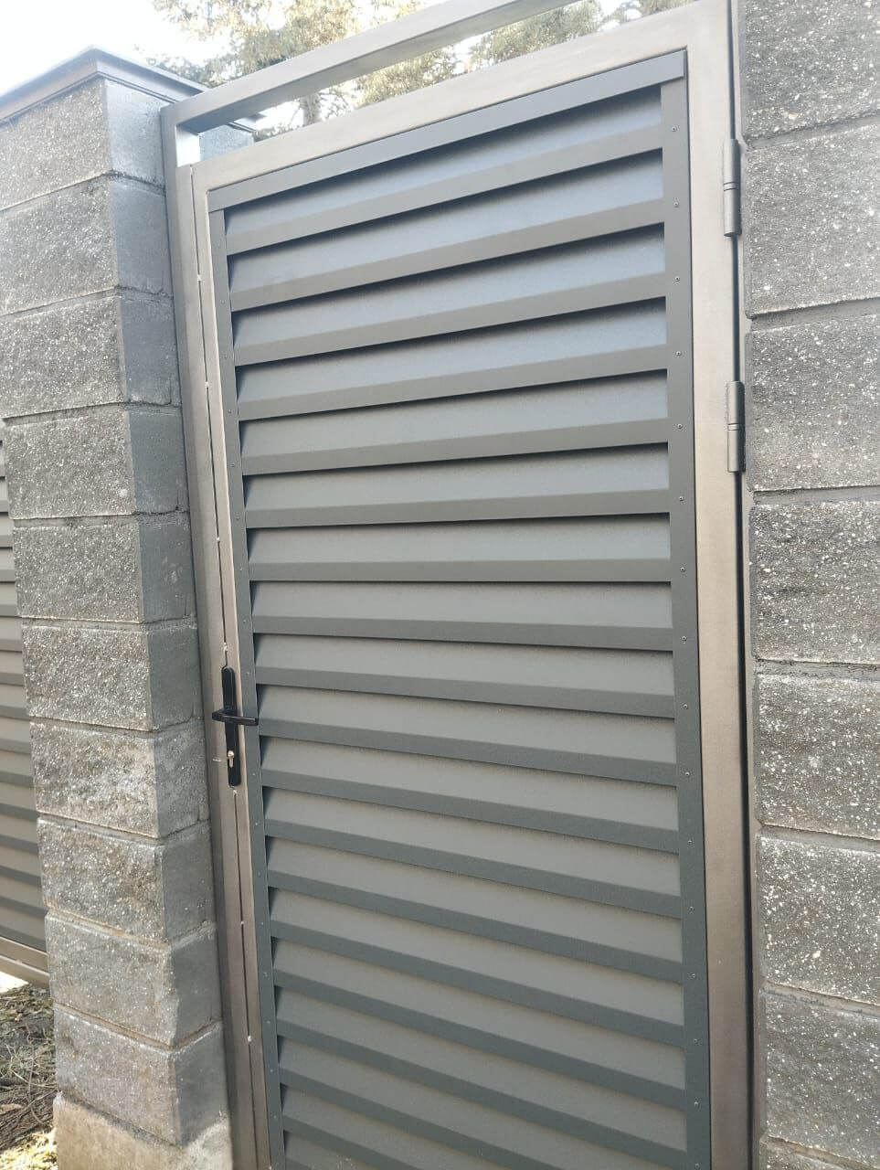 Откатные ворота с калиткой из ламелей Реснички RAL7024/7024 Серый Графит двусторонний МАТТЕ фото 2 в Сосновом Бору