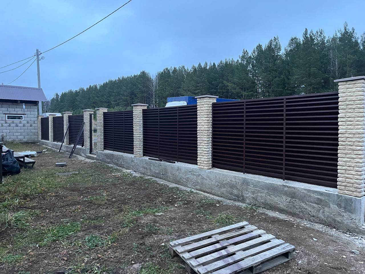 Забор-жалюзи из ламелей ЭКО-Z 18м RAL8017/8017 Шоколад двусторонний фото 3 в Сосновом Бору