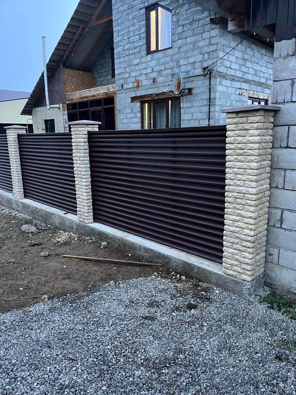 Забор-жалюзи из ламелей ЭКО-Z 18м RAL8017/8017 Шоколад двусторонний фото 2 в Сосновом Бору
