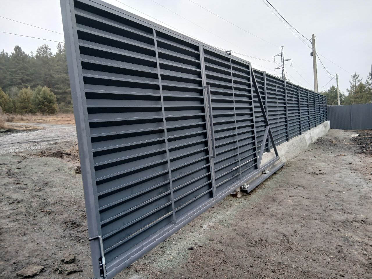Забор-жалюзи из ламелей Хай-Тек 37м RAL7024/7024 Серый Графит двусторонний МАТТЕ фото 7 в Сосновом Бору