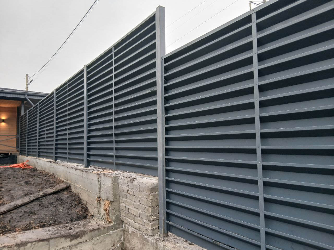 Забор-жалюзи из ламелей Хай-Тек 37м RAL7024/7024 Серый Графит двусторонний МАТТЕ фото 6 в Сосновом Бору