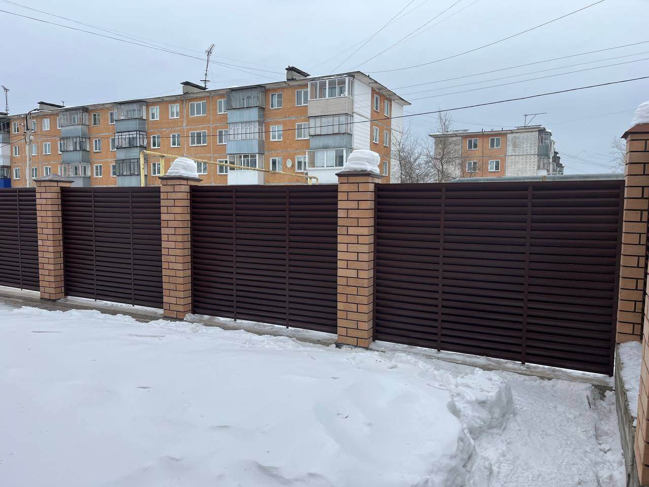 Забор-жалюзи из ламелей ЭКО-Z 87м RAL8017/8017 Шоколад двусторонний МАТТЕ фото 17 в Сосновом Бору