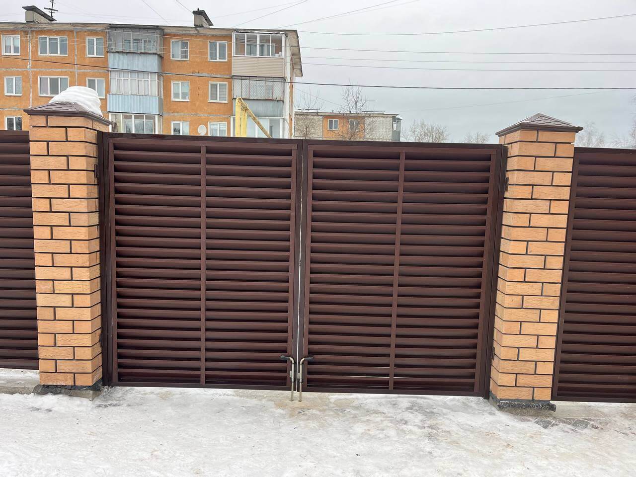 Забор-жалюзи из ламелей ЭКО-Z 87м RAL8017/8017 Шоколад двусторонний МАТТЕ фото 9 в Сосновом Бору