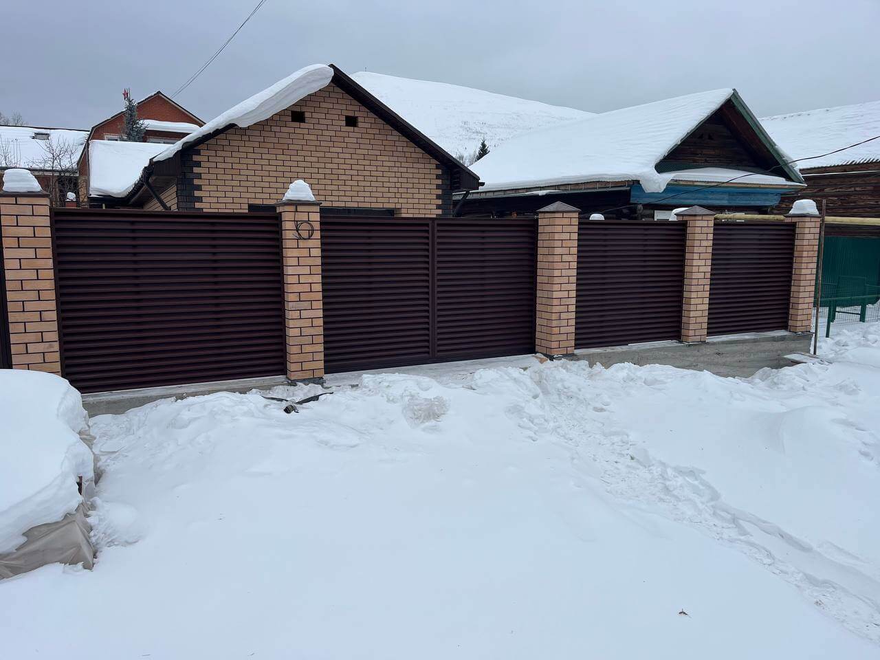Забор-жалюзи из ламелей ЭКО-Z 87м RAL8017/8017 Шоколад двусторонний МАТТЕ фото 3 в Сосновом Бору