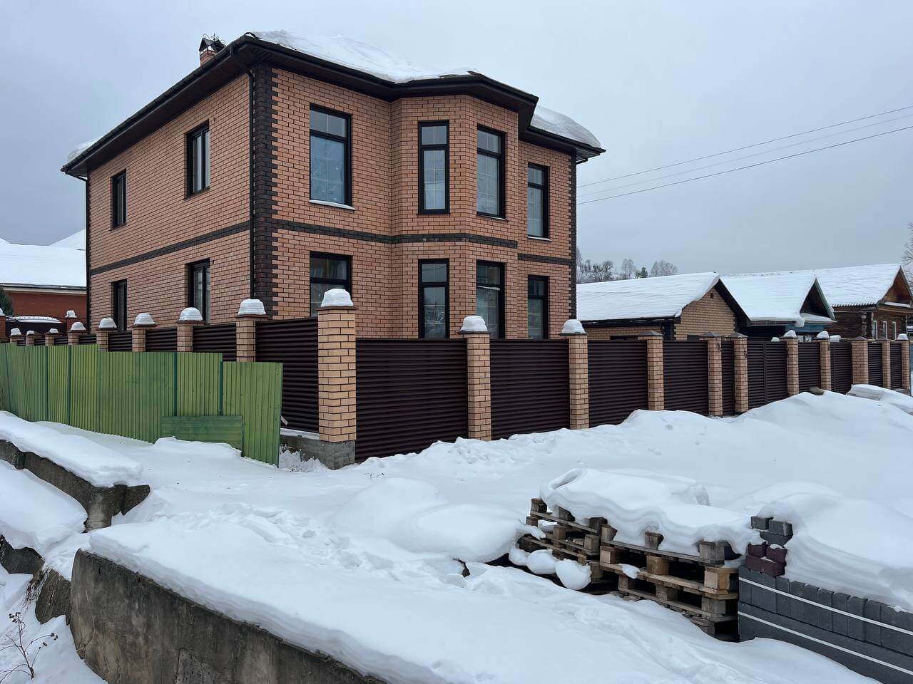 Забор-жалюзи из ламелей ЭКО-Z 87м RAL8017/8017 Шоколад двусторонний МАТТЕ фото 12 в Сосновом Бору