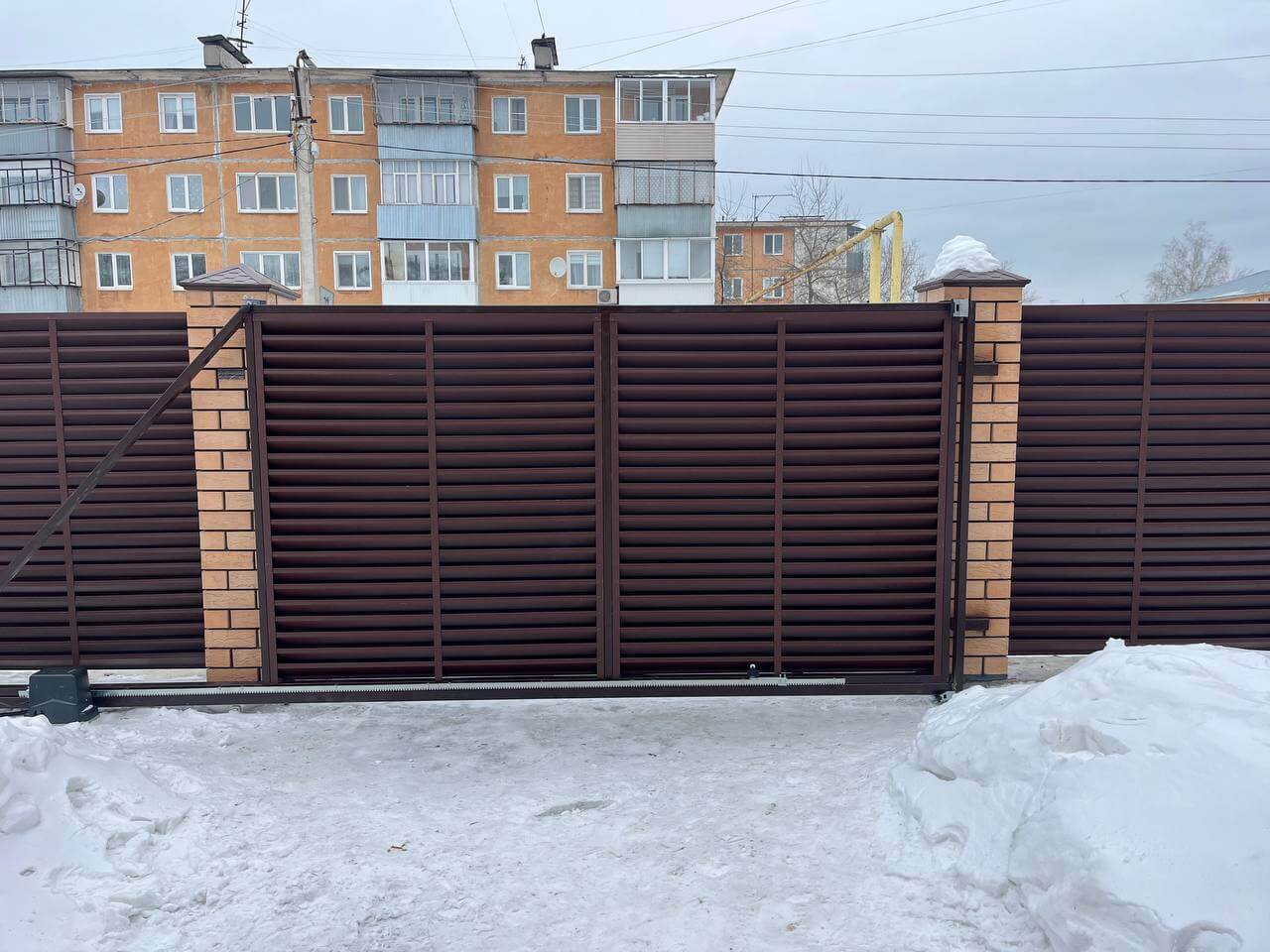 Забор-жалюзи из ламелей ЭКО-Z 87м RAL8017/8017 Шоколад двусторонний МАТТЕ фото 10 в Сосновом Бору