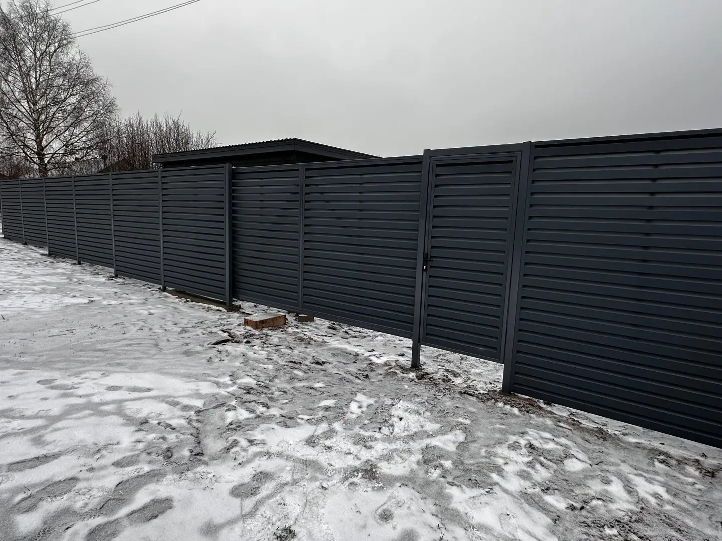 Забор-жалюзи из ламелей Хай-Тек 20м RAL7024/7024 Серый Графит двусторонний МАТТЕ фото 4 в Сосновом Бору