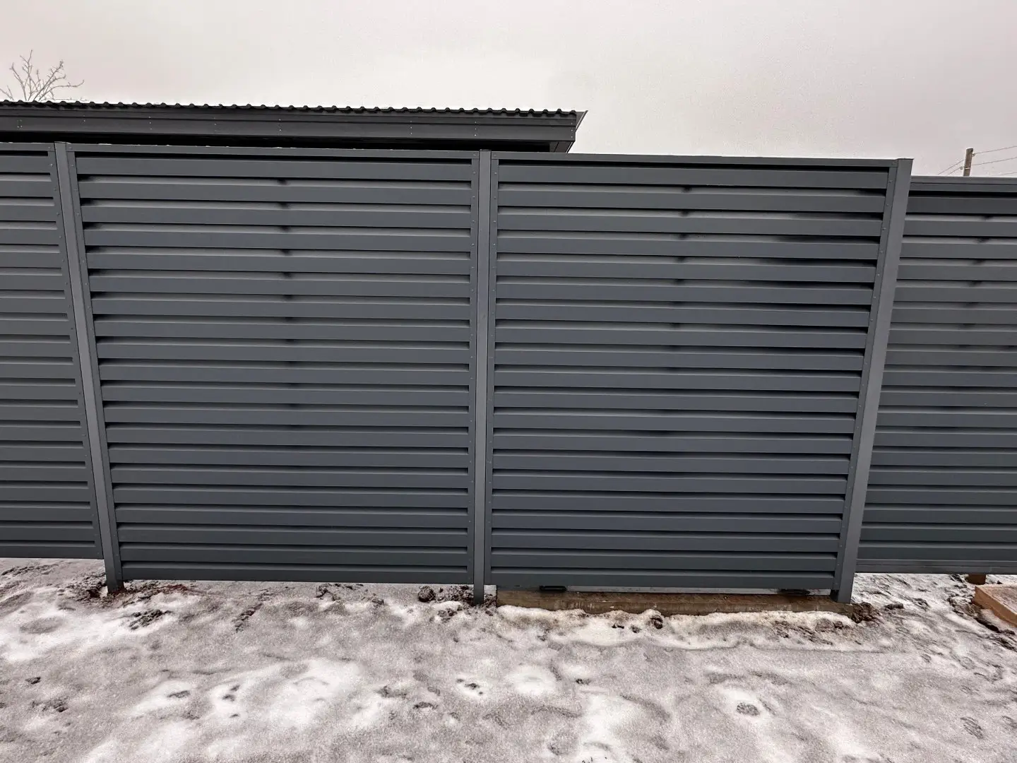 Забор-жалюзи из ламелей Хай-Тек 20м RAL7024/7024 Серый Графит двусторонний МАТТЕ фото 2 в Сосновом Бору