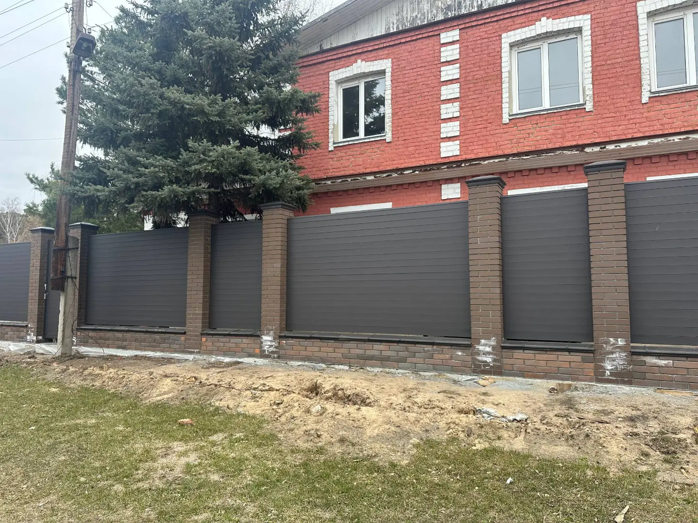 Забор-ранчо из металлического планкена 28м RAL8019 Темный Шоколад МАТТЕ в Сосновом Бору