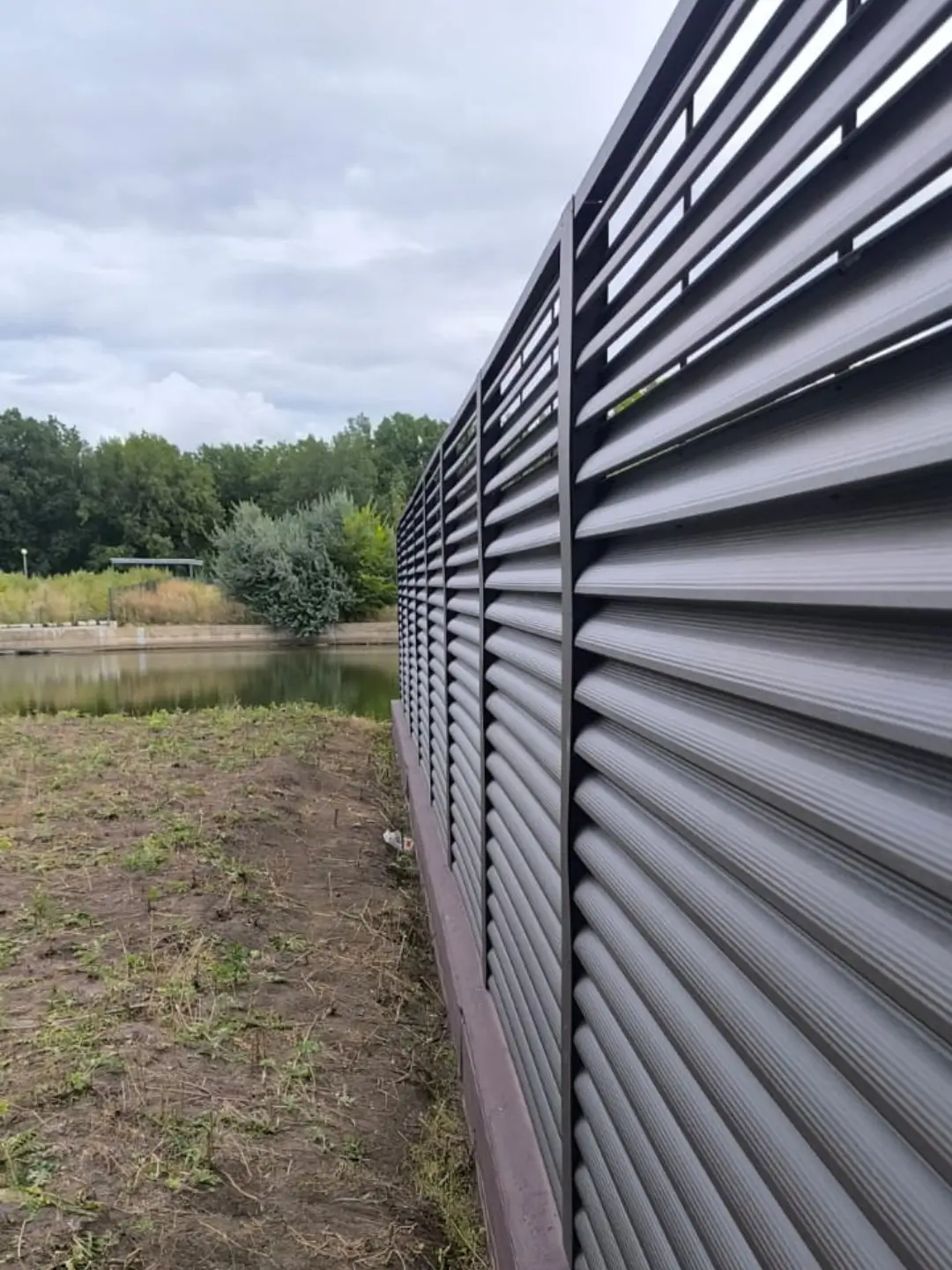 Забор-жалюзи из ламелей еврожалюзи 86м RAL8019/8019 Темный Шоколад двусторонний МАТТЕ фото 7 в Сосновом Бору