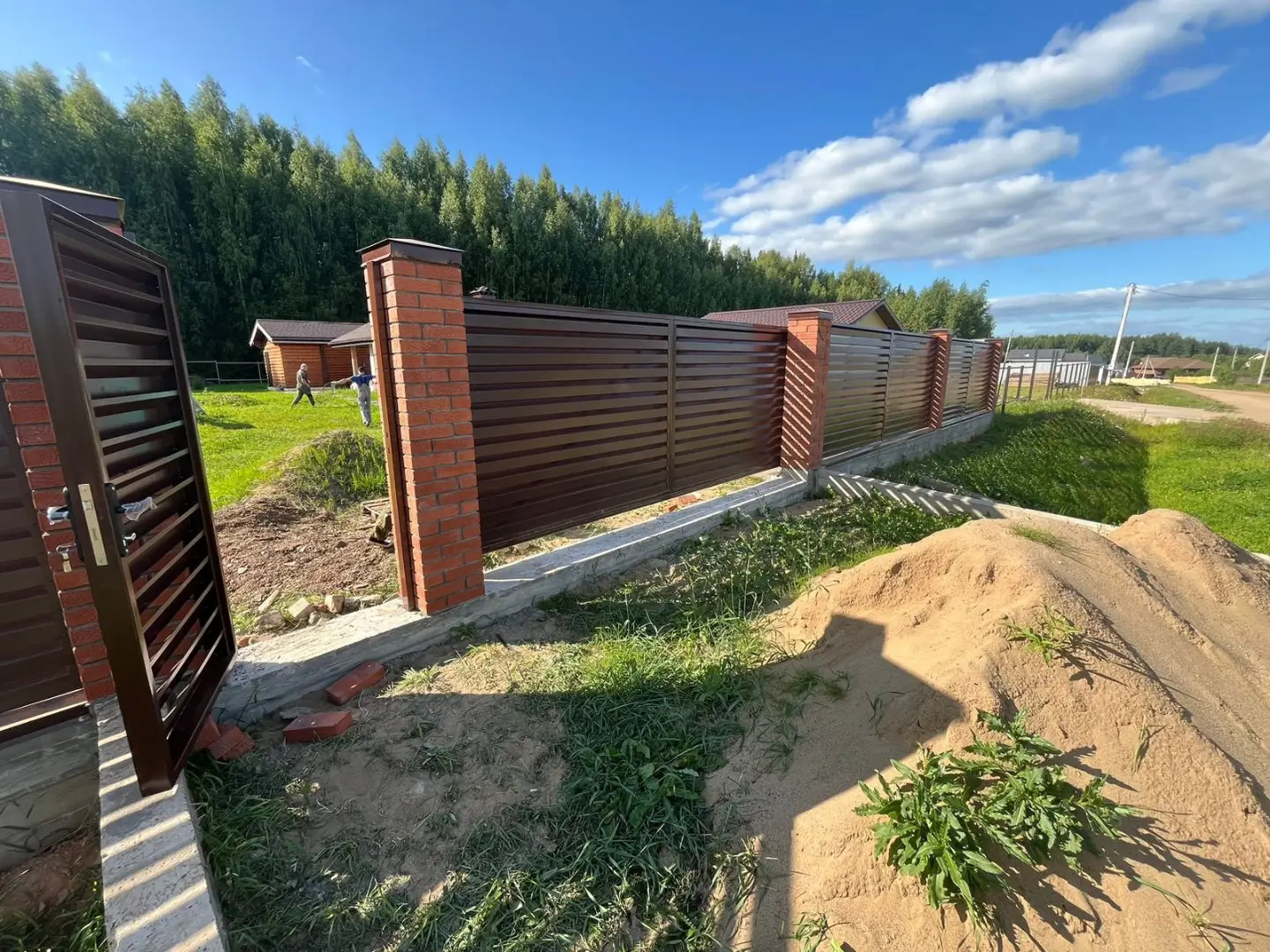 Забор-жалюзи из ламелей Хай-Тек 26м RAL8017/8017 Шоколад двусторонний фото 5 в Сосновом Бору