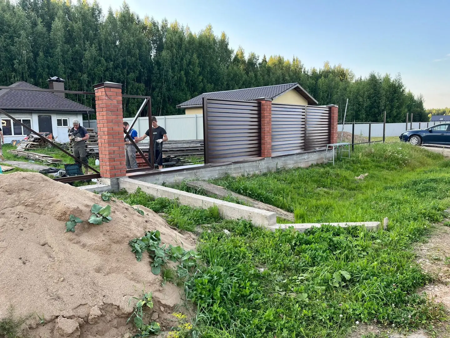 Забор-жалюзи из ламелей Хай-Тек 26м RAL8017/8017 Шоколад двусторонний фото 3 в Сосновом Бору