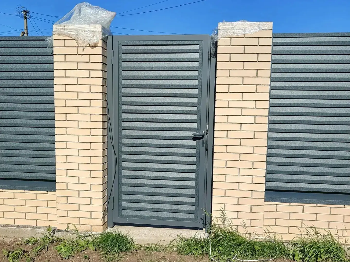 Забор-жалюзи из ламелей Реснички 16м RAL7024 Серый Графит Стальной Бархат фото 2 в Сосновом Бору