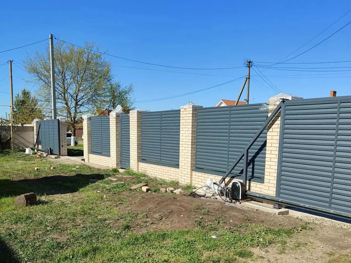 Забор-жалюзи из ламелей Реснички 16м RAL7024 Серый Графит Стальной Бархат фото 1 в Сосновом Бору